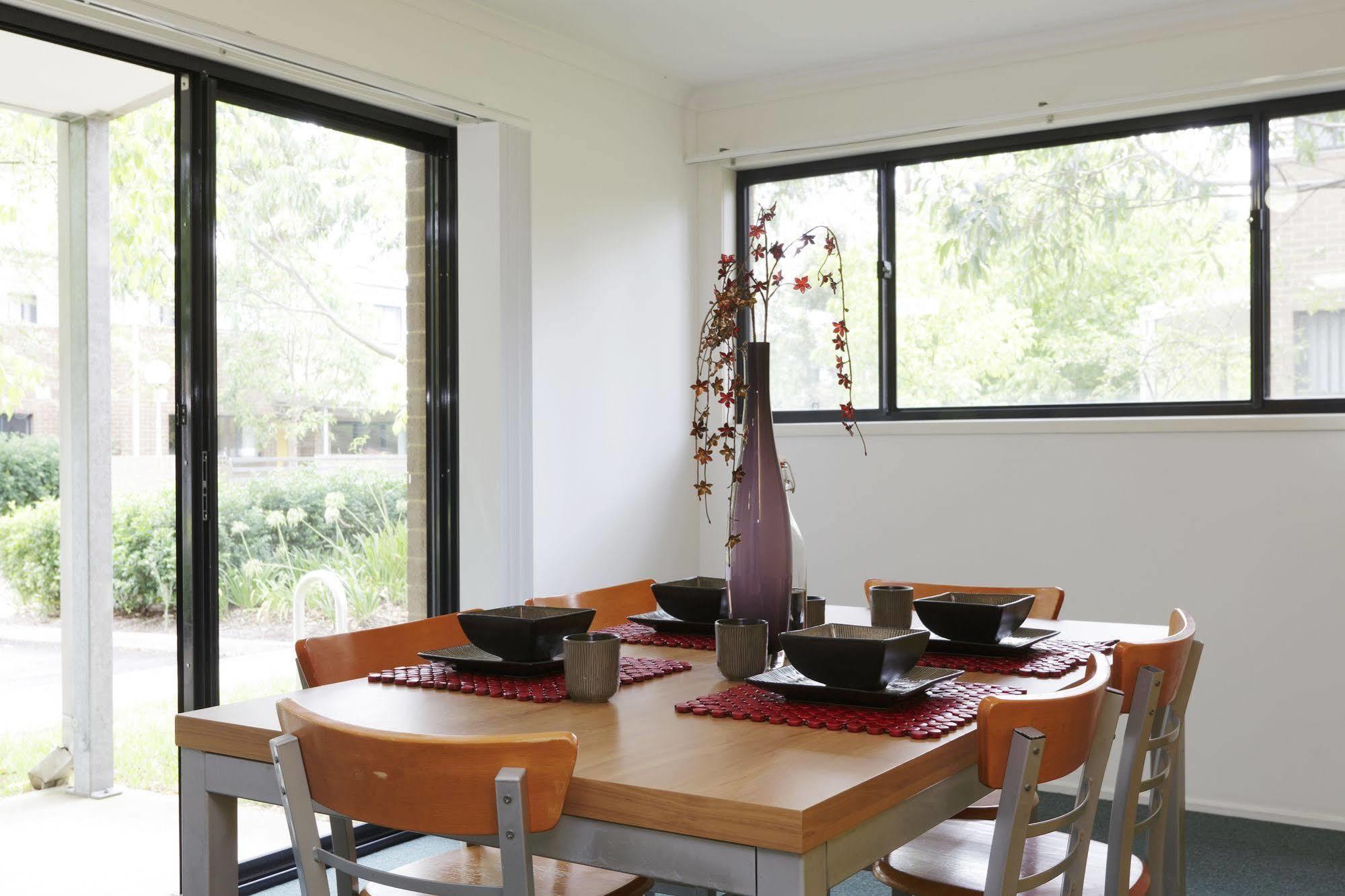 Macquarie University Village Сидни Екстериор снимка